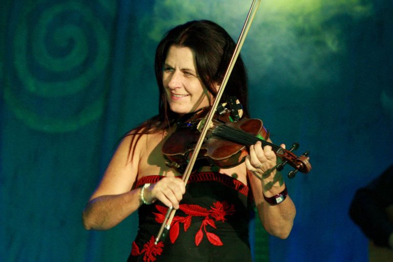 Máirín Fahy on the fiddle.