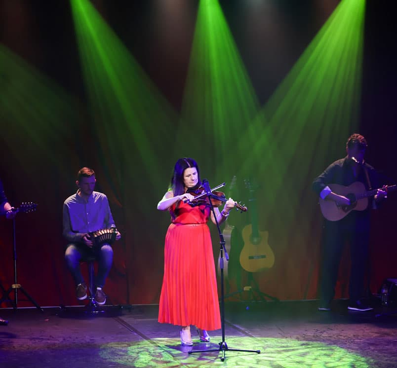 Mairin Fahy playing fiddle on stage